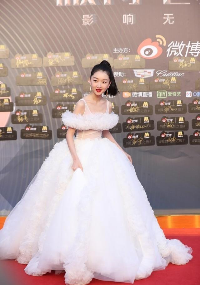 懒美人时尚|谋女郎的穿搭都很优秀，很会利用自身身材优势，性感又甜美