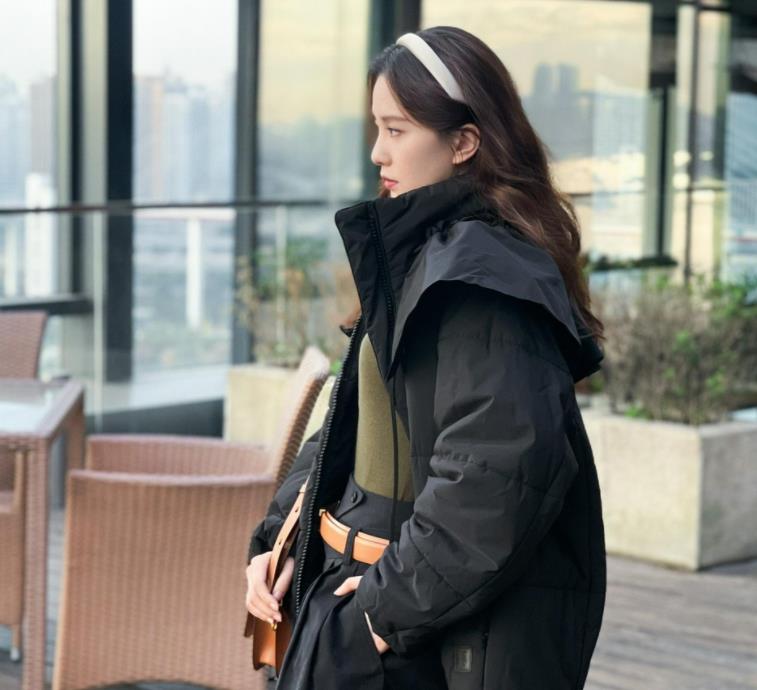 刘诗诗|刘诗诗摩登格调花絮照释出 手托下巴笑容甜美