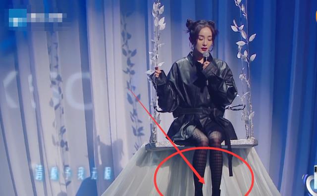 杨幂|把我腿砍一半都塞不进的鞋，杨幂带袜子轻松穿上，竟还有一半缝隙