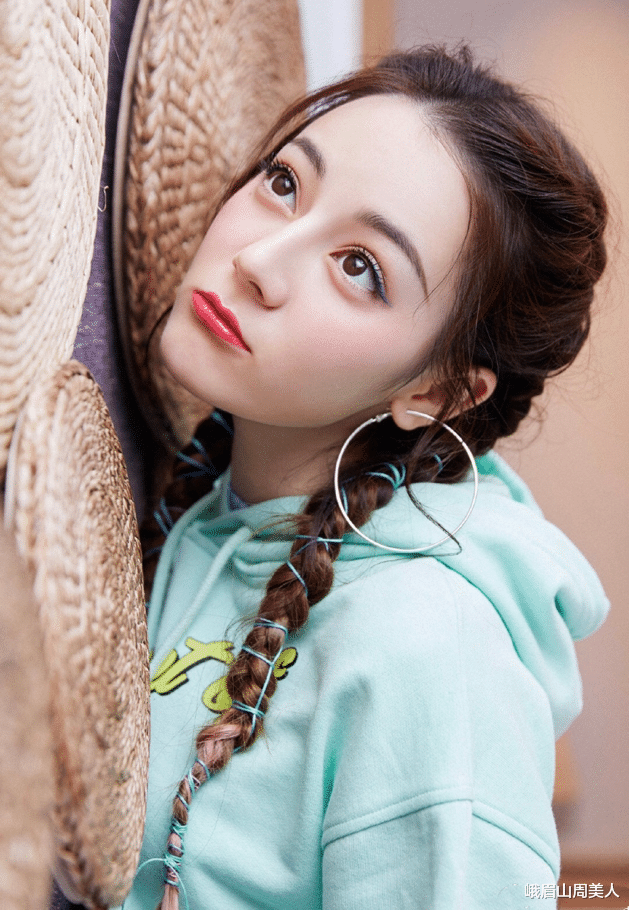 迪丽热巴|?热巴和吴磊同框看着真养眼,“青春”搭配还挺时髦,简单大方