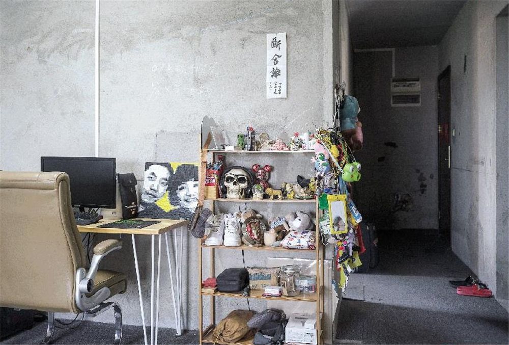 90后小伙买下毛坯房,不装修直接住,网友:确实是牛啊