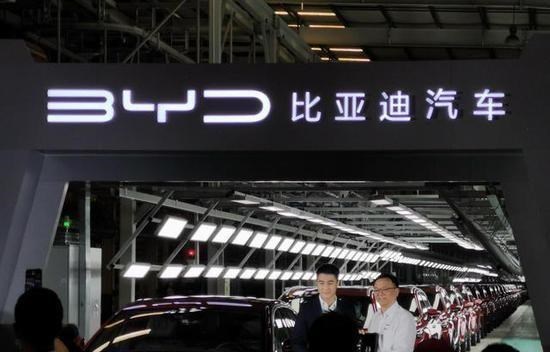 何鸿燊|父亲吃5千一碗的炒饭，女儿每天上班路费8千，弟弟却开台比亚迪