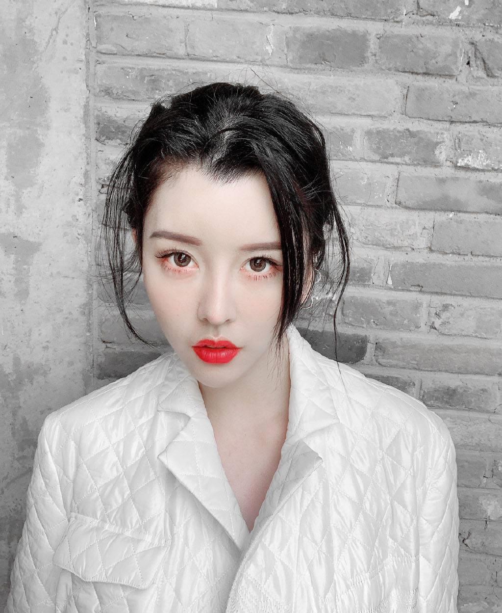 孙雨|By2组合亲姐俩，为何就妹妹孙雨绯闻多？姐姐啥事没有