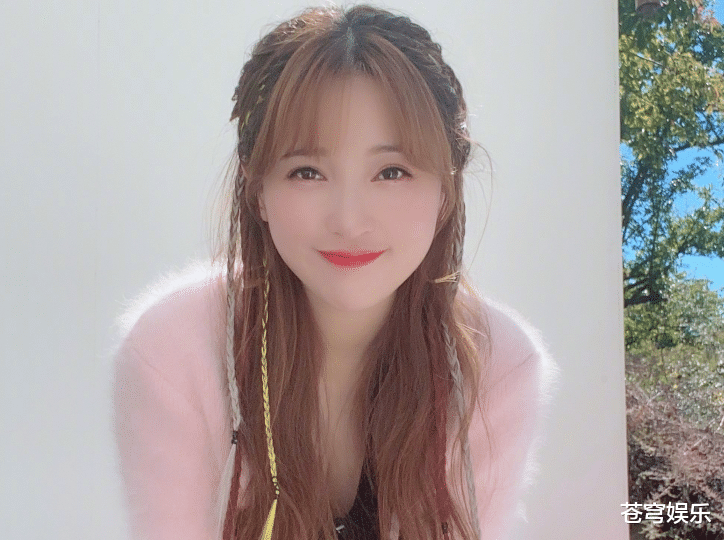 金莎|金莎晒长麦粒肿自拍，却被误会化了桃花妆，39岁的皮肤太不真实！