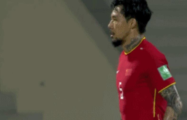 琳妹儿说|基本功问题!张琳芃国足惨败中出现罕见失误:停球弹飞3米高!