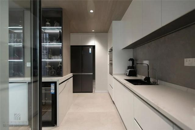 177㎡现代简约,餐厅与厨房的布局,很有趣