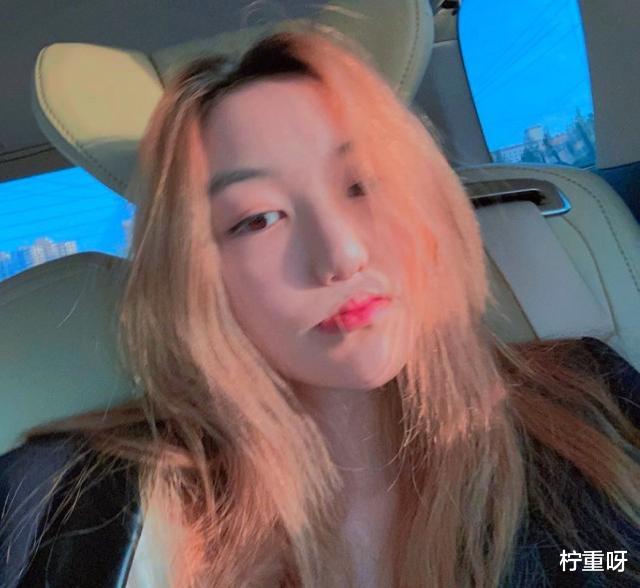 柠重呀|李嫣与闺蜜外出游玩，提2万多品牌包包，大长腿完美遗传父母基因