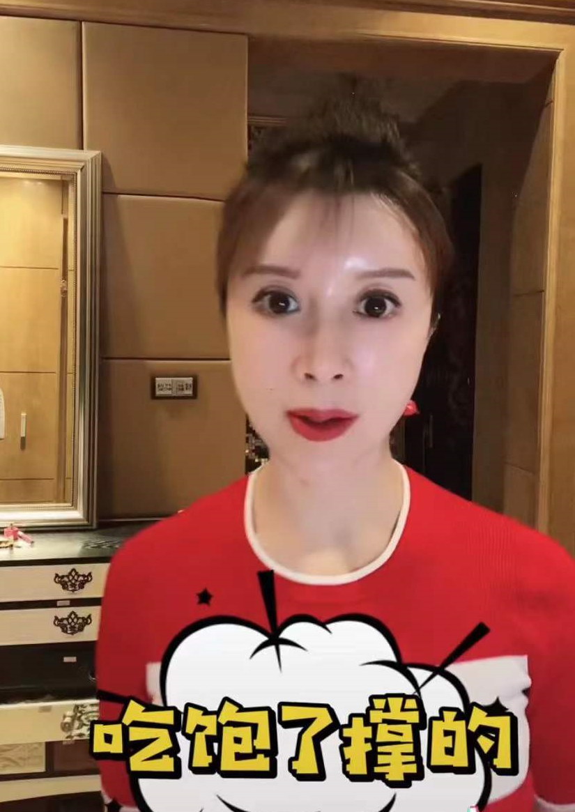 金巧巧|46岁金巧巧近照被嘲像恐怖片，化全黑眼线瞪大眼，本人高素质回应