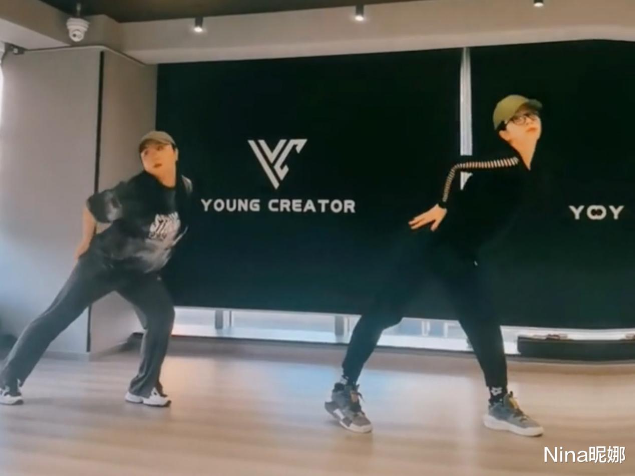 |央视女主持李思思罕见秀舞姿，穿紧身衣跳舞不划水，成熟曲线抢镜