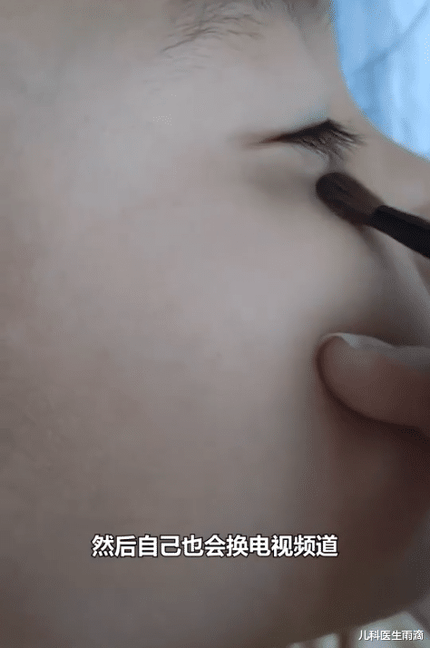 儿科医生雨滴|奇招！宝妈为防孩子玩手机，给画了俩黑眼圈：一下午不敢碰手机