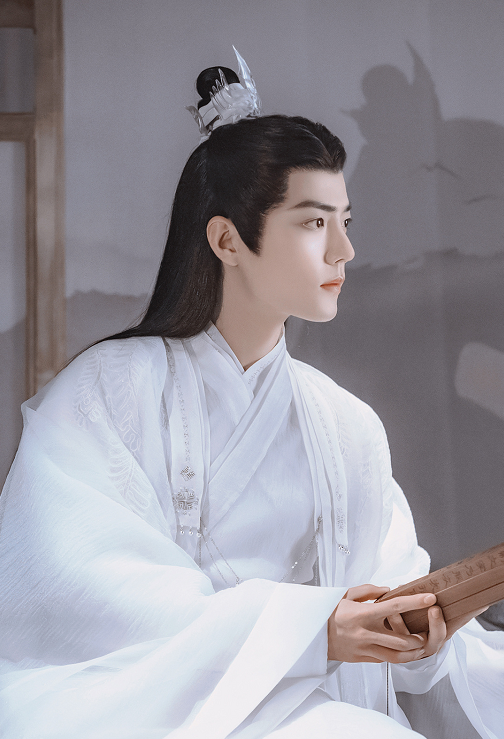 肖战|肖战《玉骨遥》曝高清路透，一秒入戏不NG，熟练撩发却显憨憨本质