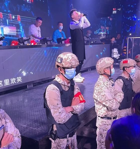 黄勇|海南琼中：歌手黄勇现身酒吧，保安们站成一排保护，曾是那英徒弟