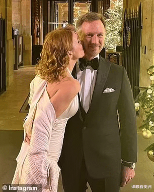 辣妹|49岁前“辣妹”陪夫出席赛车颁奖，奶白色礼服惊艳全场，堪比梦露