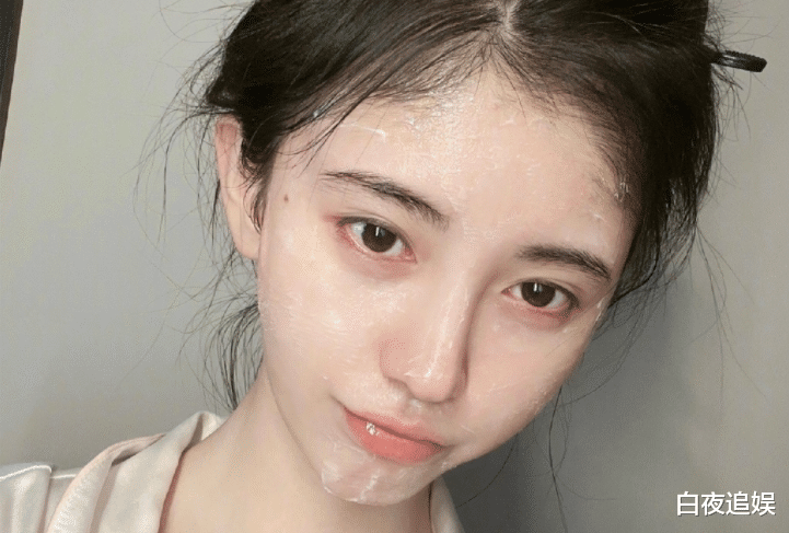 鞠婧祎|27岁鞠婧祎素颜模样火了，晒洗脸照力证美貌，皮肤嫩如婴儿肌