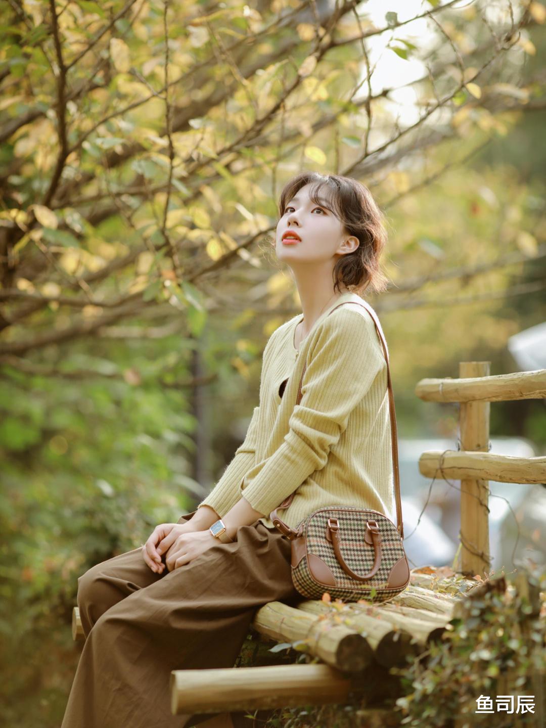 鱼司辰|小个子早秋穿搭指南！马甲+衬衫搭配休闲裤，穿起来少女感满分