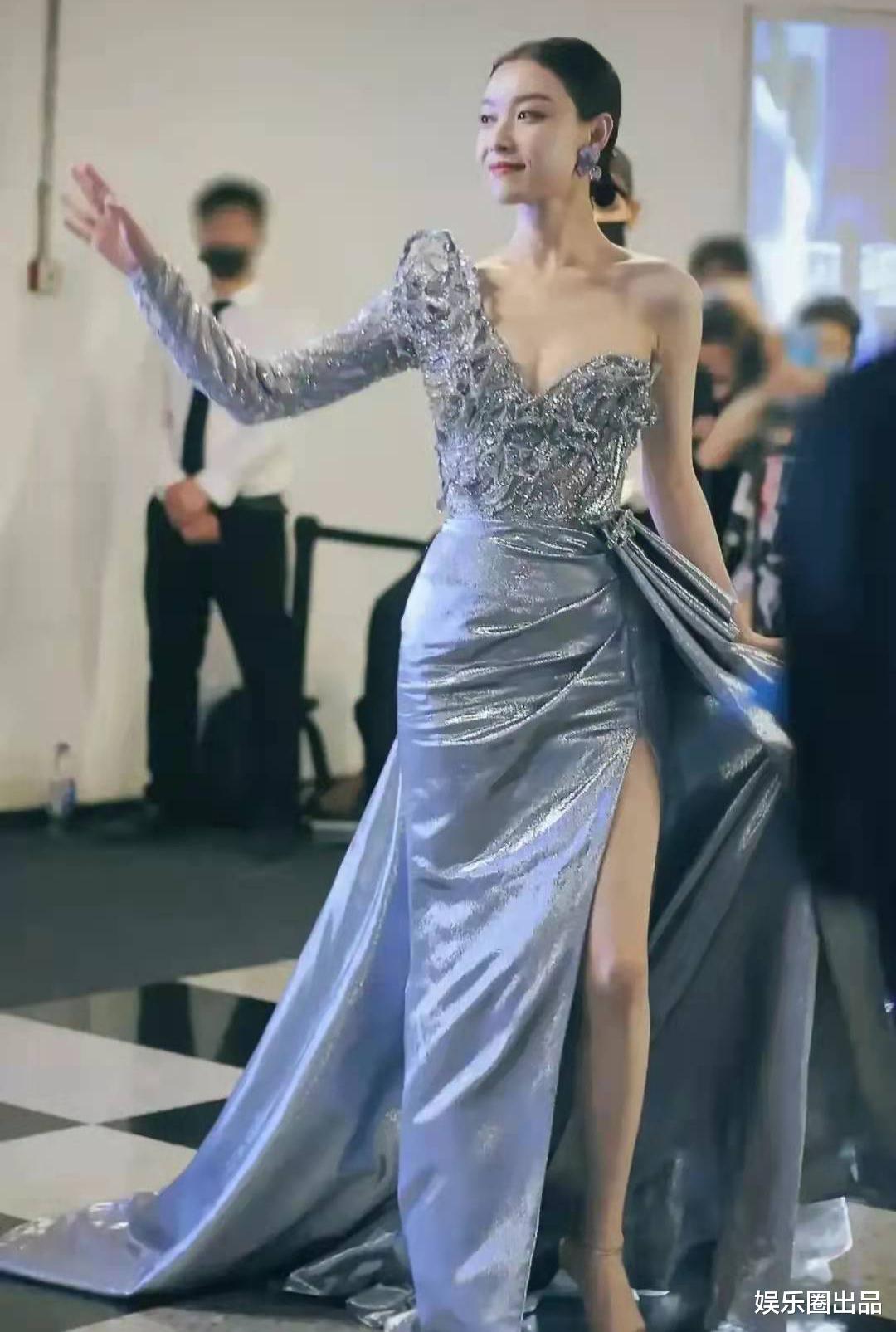 倪妮|倪妮穿露肩装亮相，被指“风尘味太浓”，和粉丝互动成了槽点