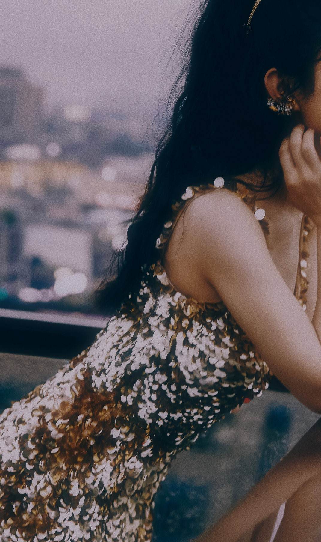 |赵丽颖鎏金LOMO风大片，离婚后衣品提升不止一个档次，别再捧杀她了