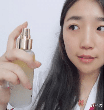 咖啡|郭碧婷随手一晒精华水, 李佳琦：我用8年了, 网友：5次不到黑头毛孔全没了