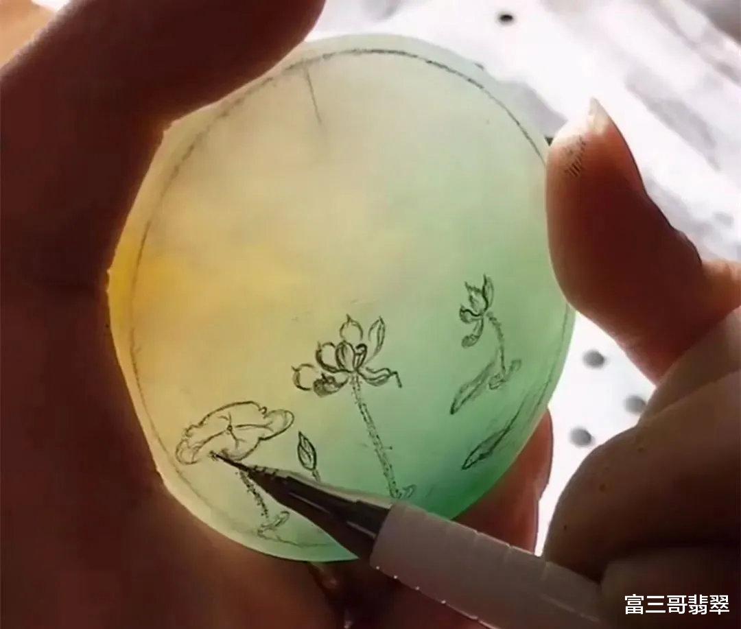 雕刻|玉赏 | 三色翡翠镯芯雕刻禅意圆牌，起货效果让人一见倾心！