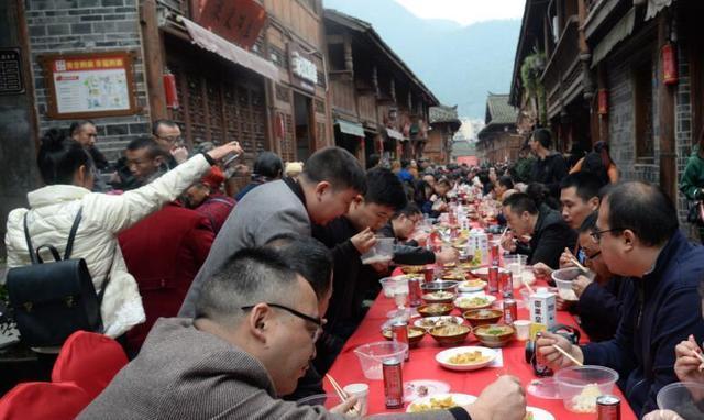 从不改名的小蘑菇 家族聚会，准女婿中途偷偷买单离开，回家后看到群消息，当场愣住