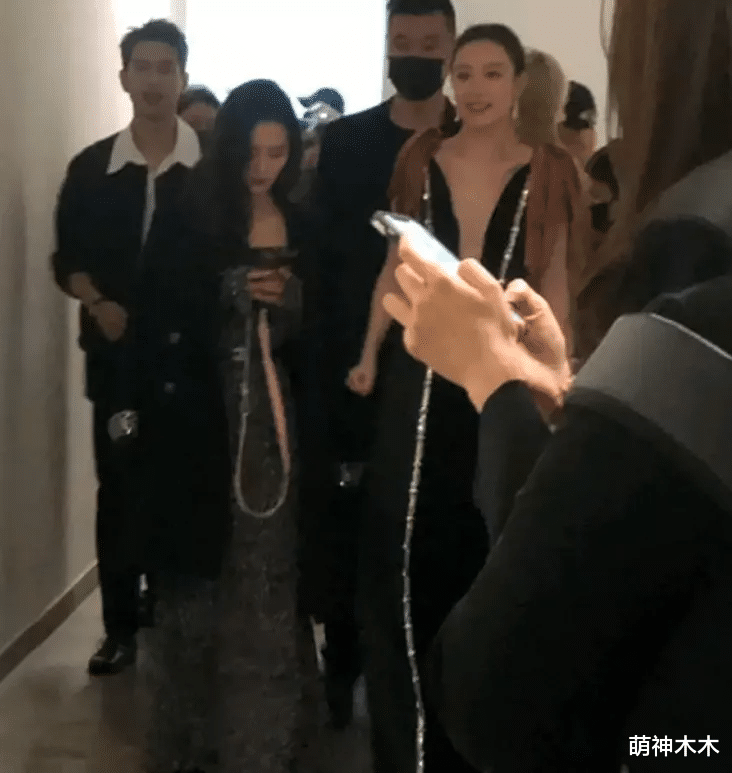 明星|芭莎慈善晚宴内场曝光，名利场变吃席现场，素人花3万就能走红毯