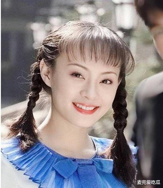 孙俪|孙俪活动照再次翻车？肩膀厚实还驼背，被指毫无时尚感