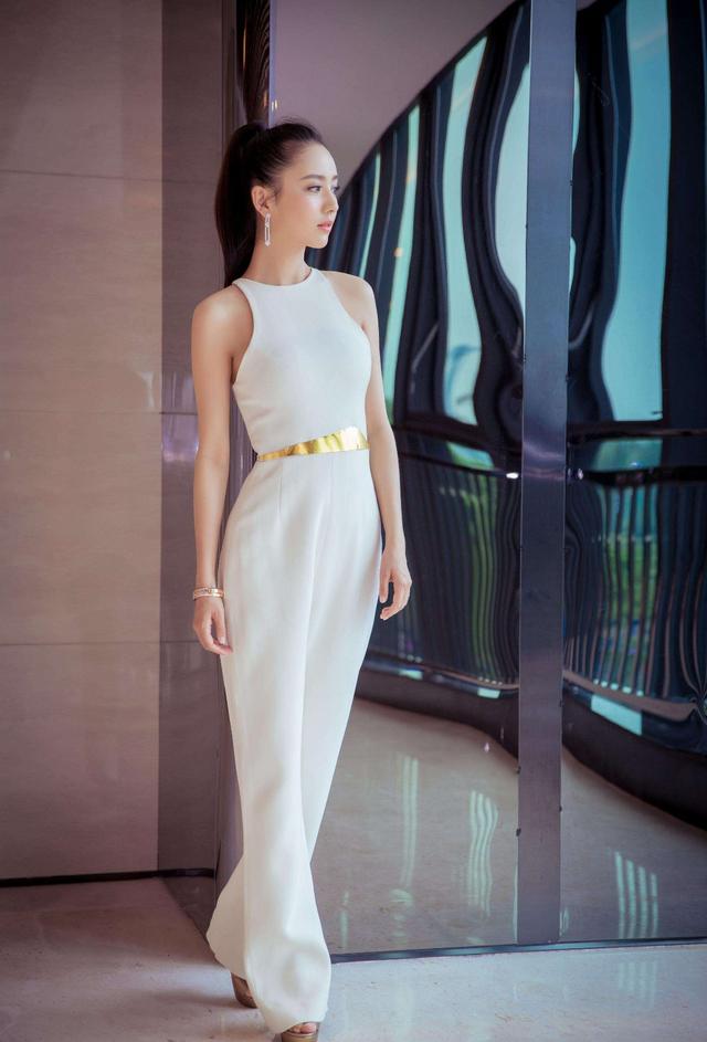 佟丽娅|佟丽娅白色高开衩礼服出席走红毯这气质造型绝了