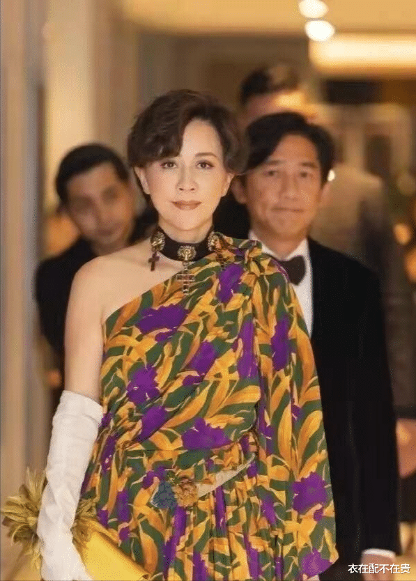 衣在配不在贵 55岁刘嘉玲携老公登台,穿碎花裙气质优雅,梁朝伟发型老气像跟班