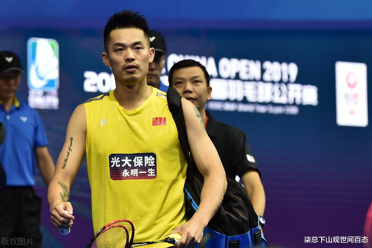 柒总下山观世间百态 奥运冠军林丹和大爷打球，被说成是新手，取下口罩惊呆大爷