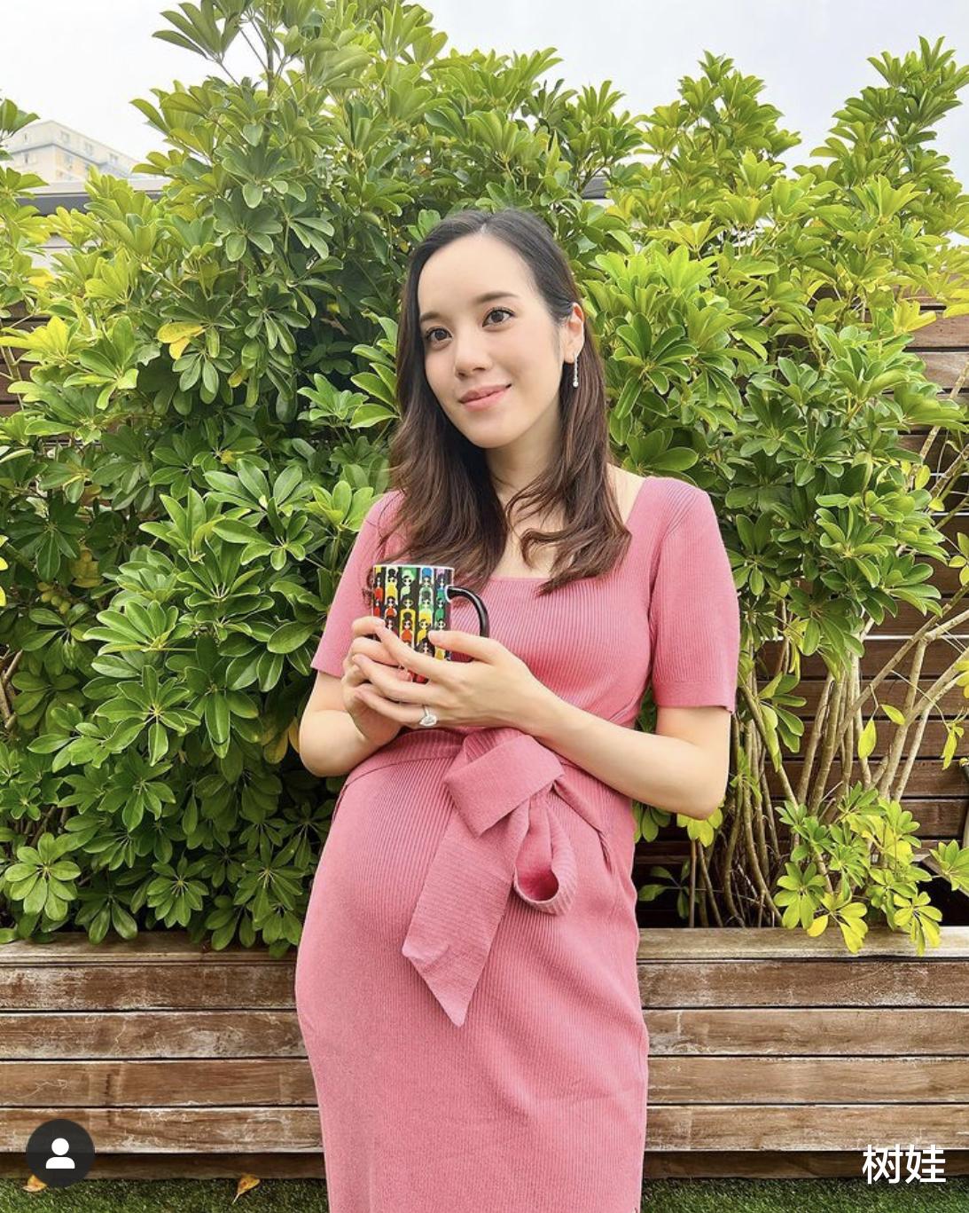 汪诗诗|汪诗诗表妹办迎婴派对，罕见四代同堂合照，92岁外婆出镜气质优雅