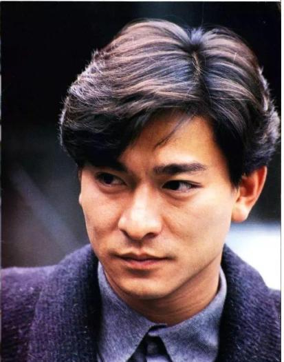 刘德华|38年前，刘德华亲吻的婴儿，长大后网友开玩笑：把他“踢下神坛”