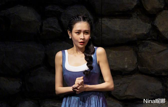 于明加|于明加罕见转战舞台剧蜕变大，穿背带裙毫不吝啬秀“蜂腰”，花瓶身材抢镜