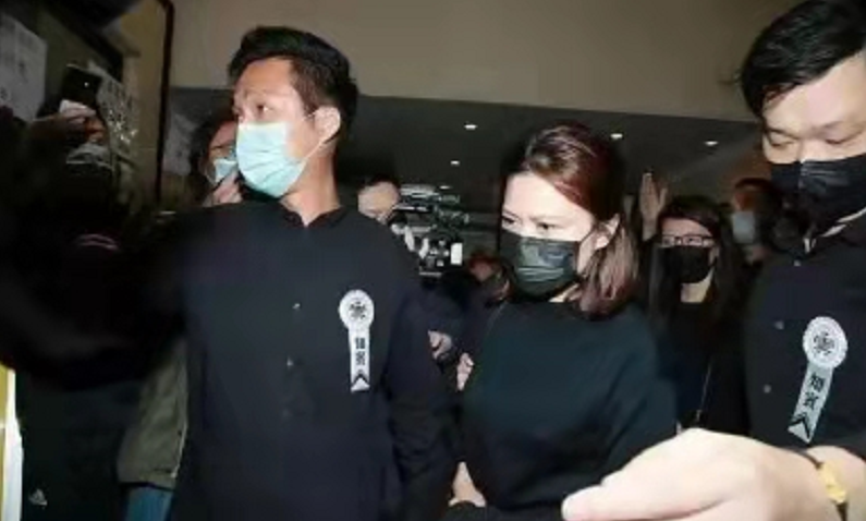 吴孟达|吴孟达葬礼！第三任妻子戴口罩藏不住美貌，17岁儿子穿西装好帅气