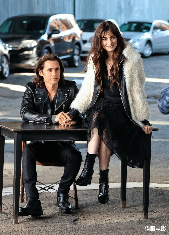 安妮·海瑟薇|38岁安妮海瑟薇穿蕾丝裙，公主日记上映20年后，她还是不老女神