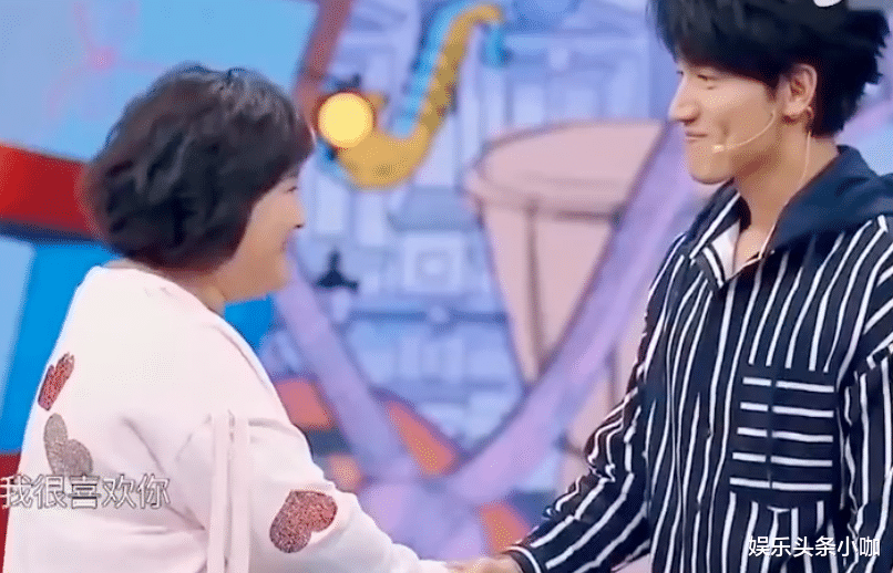 贾玲|剧组手拉手，喊杨洋老公，没有她组不成的cp