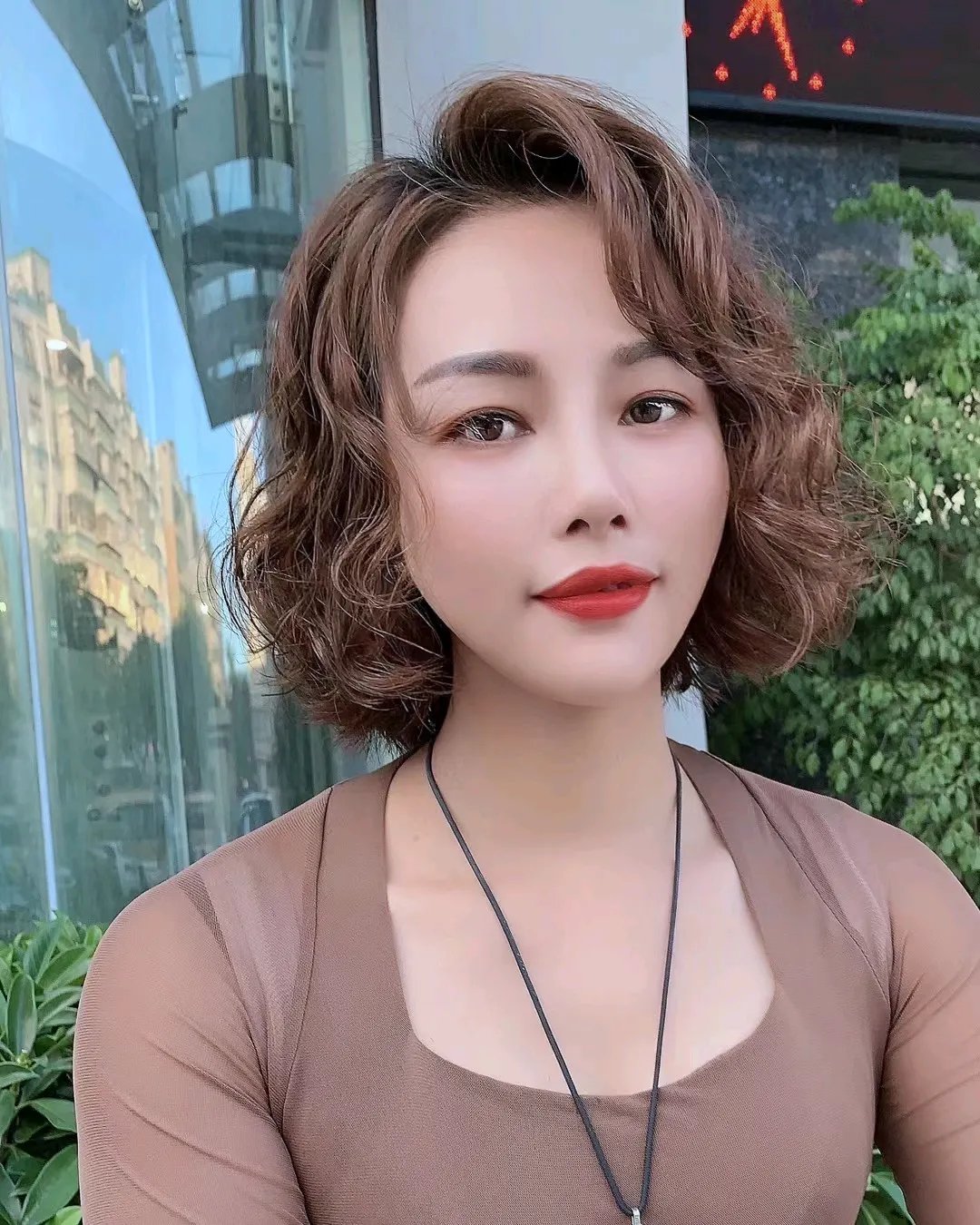 镜子发型|40岁左右的女性，发型这样剪，时尚年轻不老气