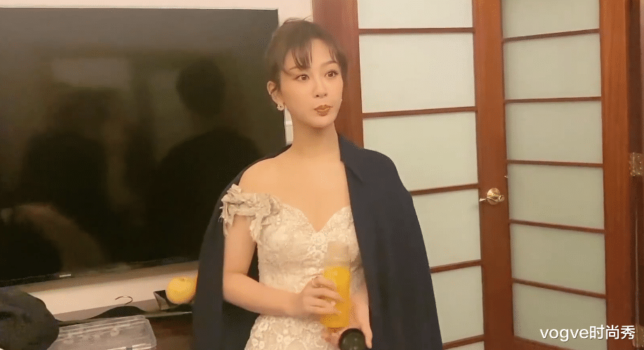 杨紫|杨紫大笑被抓拍，脸上皱纹不算啥，看清?下巴：整没整容一看便知