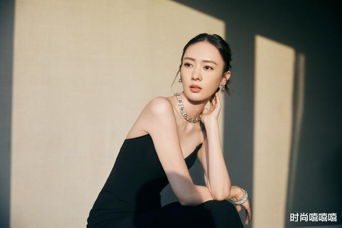 童瑶|童瑶的气质感，穿得够简单才能打造，这份优雅高级职场日常都适合