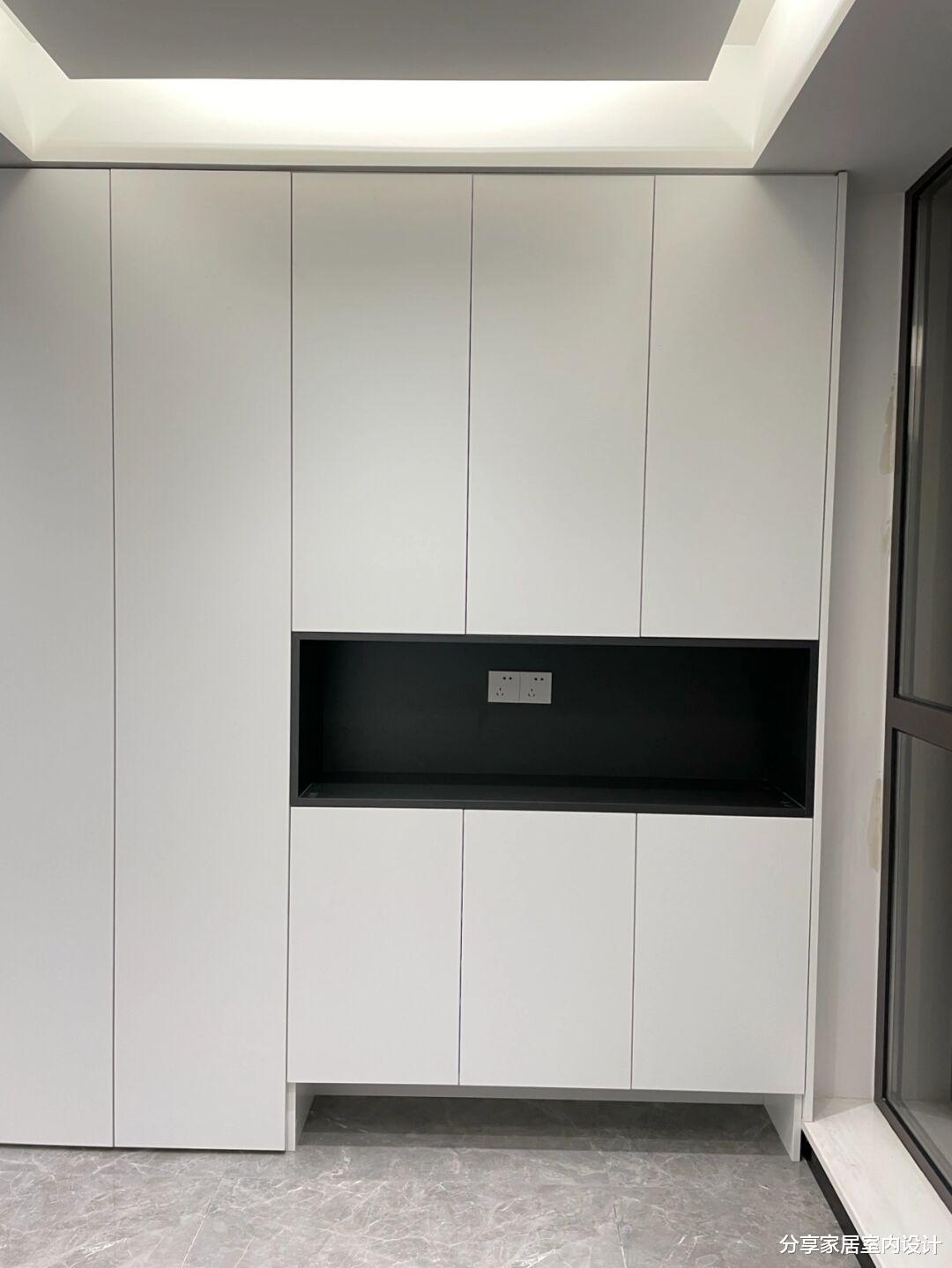 新房装修现代“黑白灰”，协调又好看，悬空电视墙一家人都喜欢！
