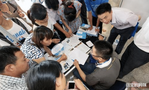 丽宝的妈咪|大学生有福了，3个“好政策”让就业难度降低，家长心里乐开了花