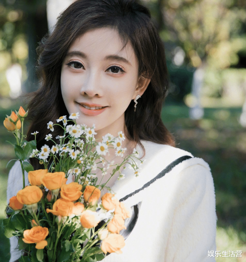 冯提莫|冯提莫秀马甲线，晒美食照变吃播，曝狂吃不胖秘籍，网友：离谱