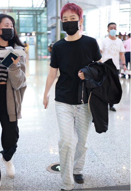 BiuFashion 曾轶可不走寻常路,“假小子”造型一般人难驾驭,个性发色hold住