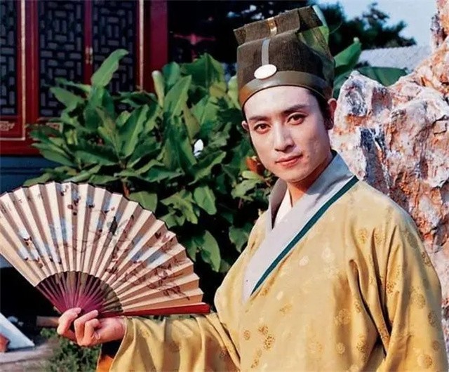 贾宝玉|入戏太深以贾宝玉自诩，苦追陈晓旭被拒，32岁酗酒暴病离开人世