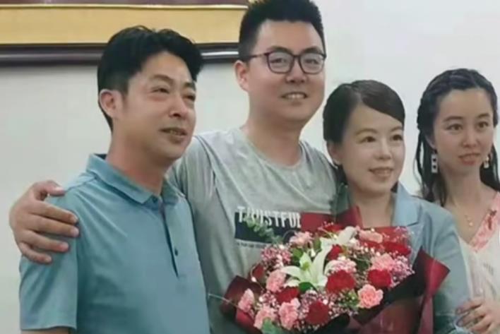 姚策|姚策小时候照片曝光，与姚爸合影一点都不像，和杜新枝像复制粘贴