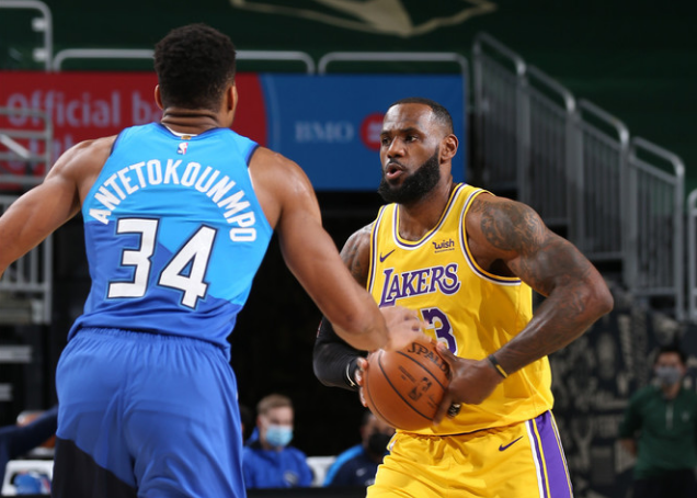 施罗德|施罗德空位要球，11秒内被詹姆斯浓眉拒绝3次，他的反应很真实