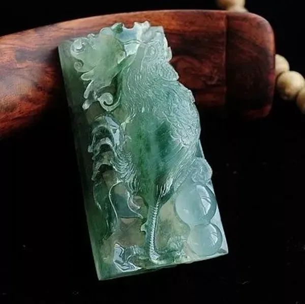 翡翠|一块重15公斤的木那翡翠原石，皮壳紧致无裂，成品让人眼前一亮！