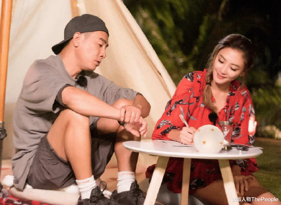 张家辉|盘点圈内有名爱妻男：有人相伴23年如新婚，有人把媳妇宠成小孩