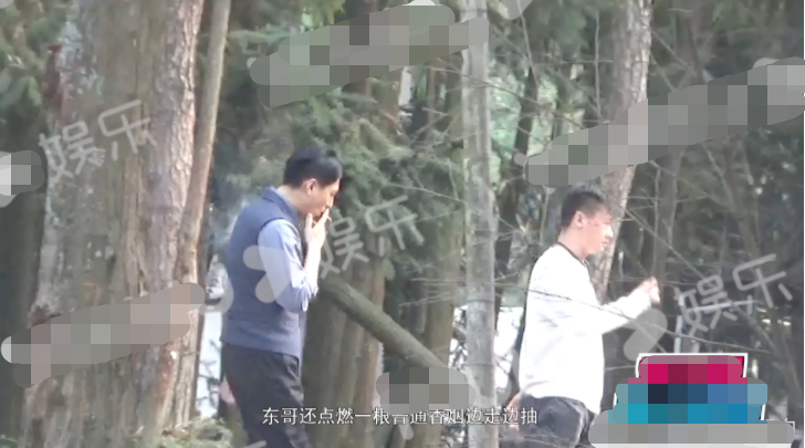 靳东|靳东片场抽雪茄被偷拍，吞云吐雾姿势老练，身穿西装精神状态佳