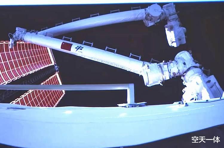 物理学家 太空机械臂真能剪翅膀吗？移动速度慢得像乌龟，最快每秒2.5厘米