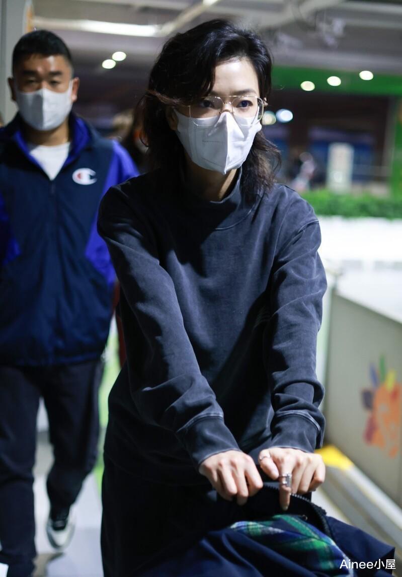Ainee小屋 万茜咋有点“油”了，穿深蓝色运动套装挺休闲，但发型一言难尽